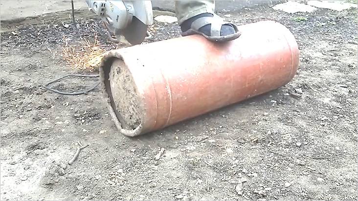 Вырезаем в баллоне люк